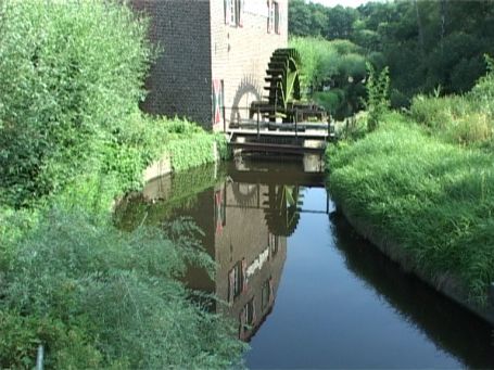 Nettetal-Leuth : Hinsbecker Straße, Hotel-Restaurant Leuther Mühle, die Wassermühle liegt direkt am Flüsschen Nette.
